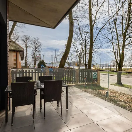 Modern With Terrace And Parking In By Renters シフィノウイシチェ